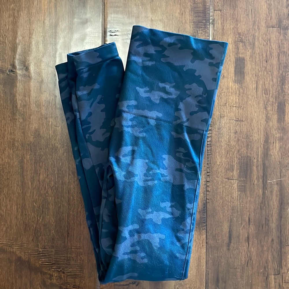 Spanx Camo leggings. EUC Size Xl